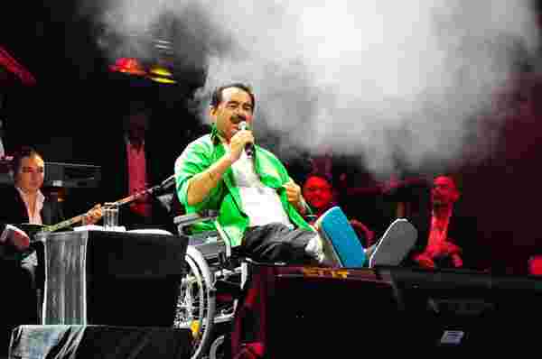 İbrahim Tatlıses, Manisa konserine de tekerlekli sandalyeyle çıktı #1