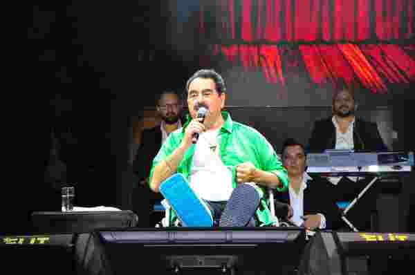 İbrahim Tatlıses, Manisa konserine de tekerlekli sandalyeyle çıktı #3