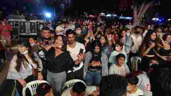 İki bin kişinin katıldığı Murat Dalkılıç konserinde koronavirüs unutuldu #1