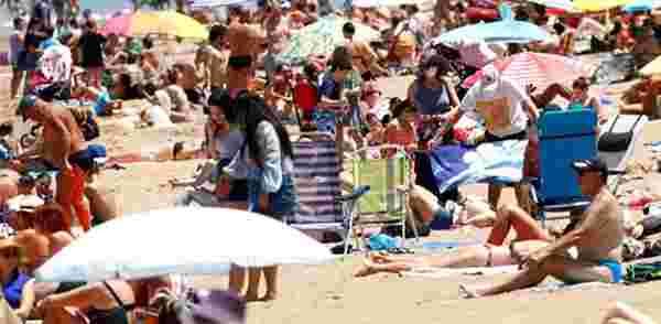İki gündür korona kaynaklı ölümün yaşanmadığı ülkede halk plajlara akın etti