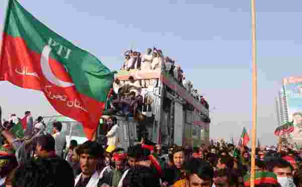 Imran Han, Şahbaz Şerif yönetimine 6 gün süre verdi: 2 milyon insanla tekrar İslamabad'a girerim