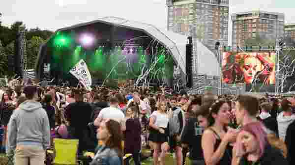 İngiltere'de maske ve sosyal mesafesiz 6 bin kişilik festival! Çılgınlar gibi eğlendiler