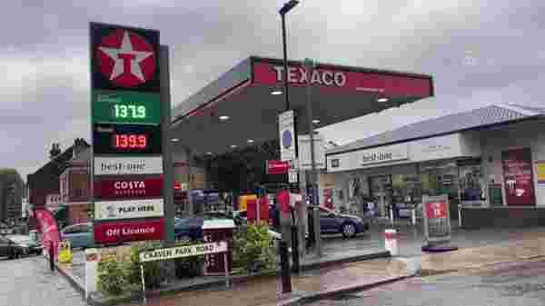 İngiltere'de yakıt krizi ve marketlerde tedarik sorunu devam ediyor