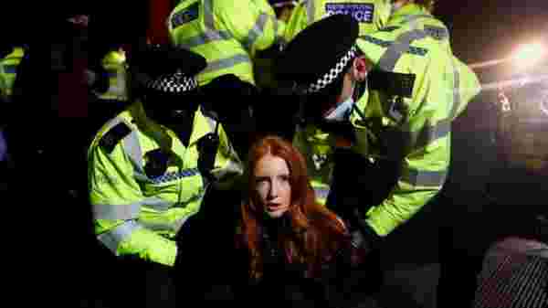 İngiltere Sarah Everard için ayakta! Korona nedeniyle yasak olan anmaya katılanlara polisten sert müdahale