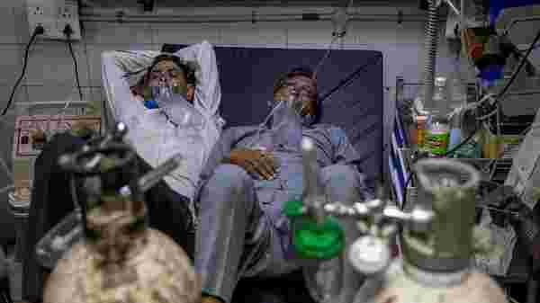 Hindistan'da rekor üstüne rekor... Sağlık sistemi çöktü: Bir yatakta iki hasta