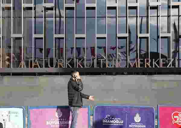 İsmi değişeceği iddia edilen Atatürk Kültür Merkezi'nin tabelası asıldı