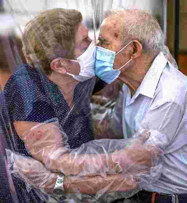 İspanya'da koronavirüsün ayırdığı yaşlı çift 102 gün sonra kavuştu