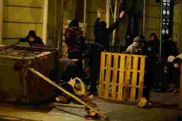 İspanya'da Rap sanatçısı Hasel'e destek için düzenlenen gösterilere polis müdahale etti