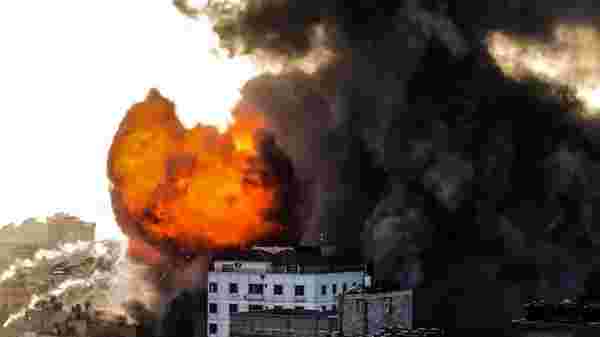 İsrail, Gazze'de sivillerin ikamet ettiği 14 katlı binayı yerle bir etti