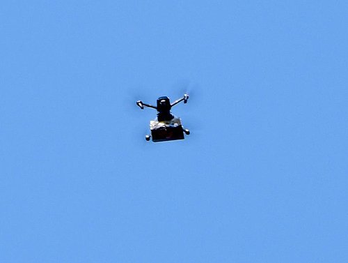 Polis yetkilileri, drone'u kullanan iki kişiyi gözaltına aldıklarını duyurdu.