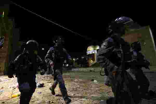 İsrail polisi Mescid-i Aksa'ya girerek cemaate saldırdı: 163 yaralı