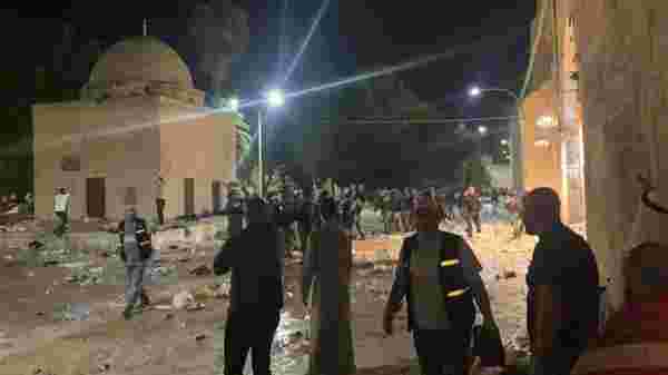 İsrail polisi Mescid-i Aksa'ya girerek cemaate saldırdı