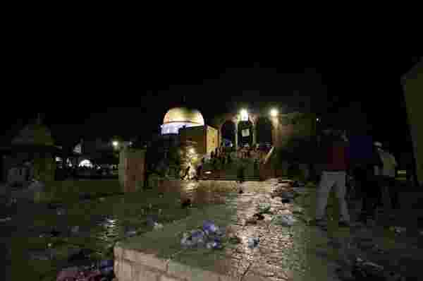 İsrail polisi Mescid-i Aksa'ya girerek cemaate saldırdı: 163 yaralı