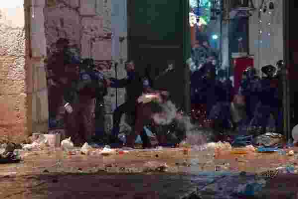 İsrail polisinin Mescid-i Aksa'nın içindeki cemaate saldırdığı görüntüler ortaya çıktı