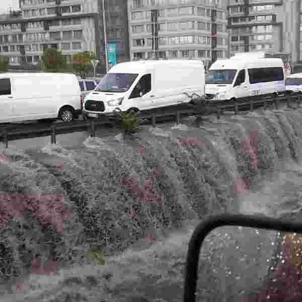 Öğle saatlerinde etkili olan sağanak yağmur, Bağcılar'da bulunan Tavukçu Deresi'nin taşmasına neden oldu. Yoldaki araçlar zor anlar yaşadı.