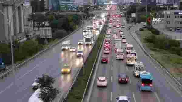 İstanbul'da yağmur sonrası trafik mesaisi başladı, yoğunluk yüzde 60'i gördü