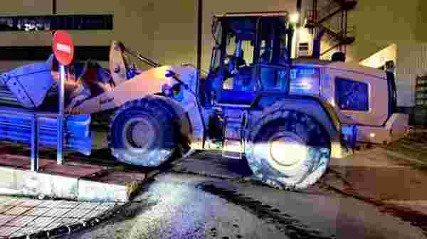 İşten çıkarmaları protesto eden işçi, değeri 2 milyon euroyu aşan 50 otomobili buldozerle ezdi