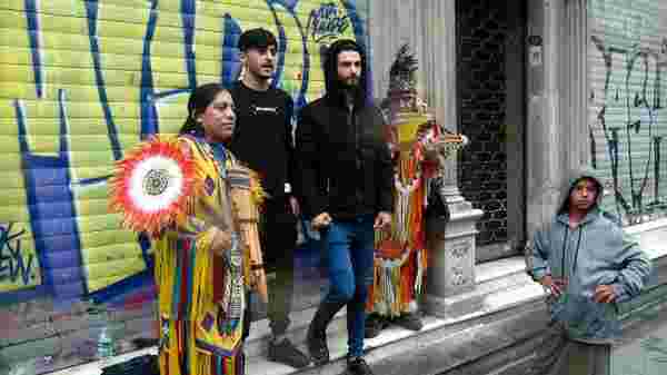 İstiklal Caddesi'nde Kızılderili kıyafetli sokak müzisyenlerine yoğun ilgi