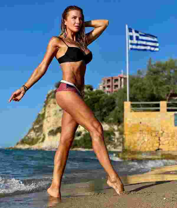 İvana Sert Yunan adasında keyfine bakıyor