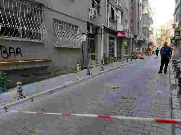 İzmir'de çatlaklar nedeniyle tahliye edilen binanın sokağı kapatıldı
