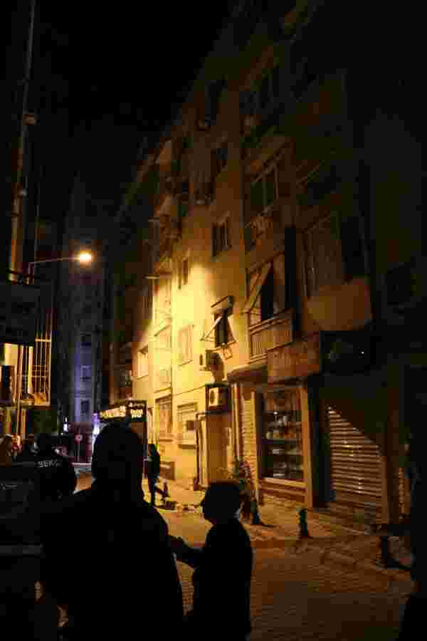 İzmir'de duvarlarında çatlama meydana gelen 4 katlı bina tedbir amaçlı boşaltıldı