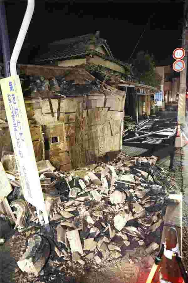 Japonya'da 7,3 büyüklüğündeki depremde 100'den fazla kişi yaralandı