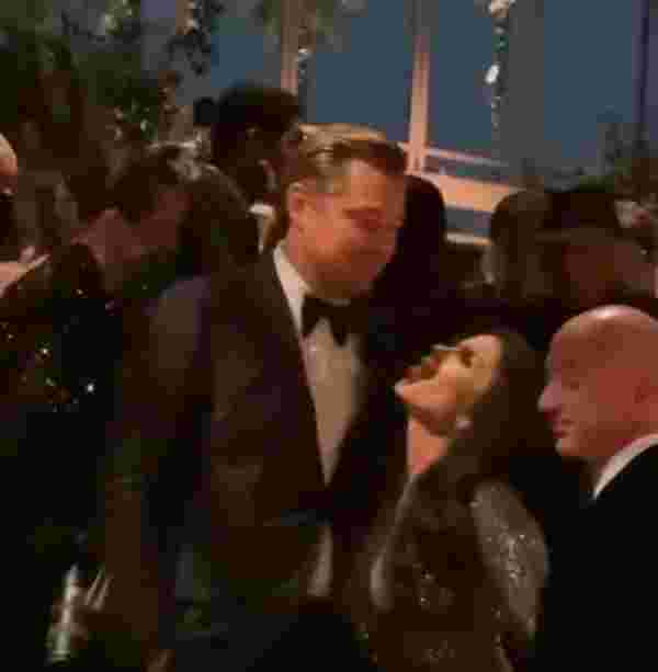Jeff Bezos’un kız arkadaşı Lauren Sanchez in Leonardo DiCaprio ya bakışı #1