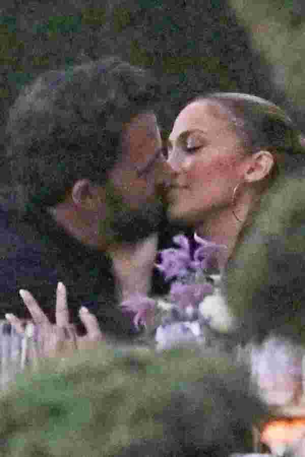 Jennifer Lopez ile Ben Affleck dudak dudağa #2