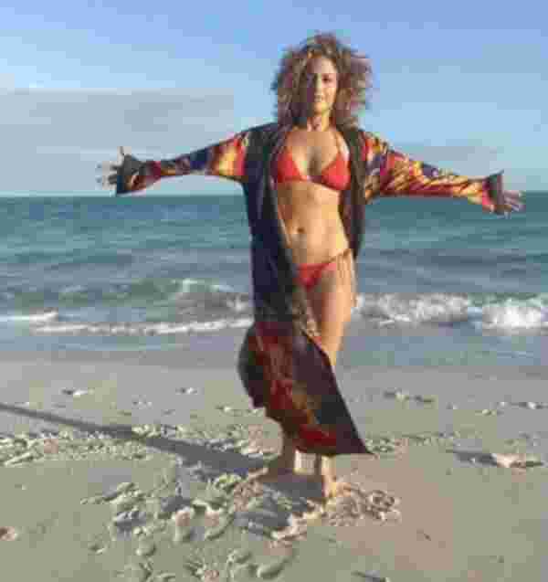 Jennifer Lopez kırmızı bikinisiyle poz verdi #2