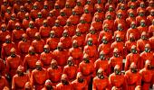 Kuzey Kore'de koruyucu giysiler ve gaz maskeleriyle askeri geçit töreni
