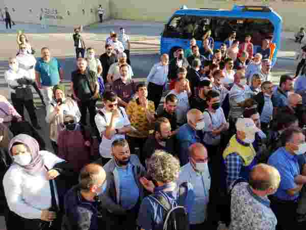 Kadıköy'de vatandaşlar geç gelen İETT aracının önünü kesti