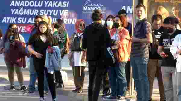 Kadıköy'de vatandaşlar geç gelen İETT aracının önünü kesti