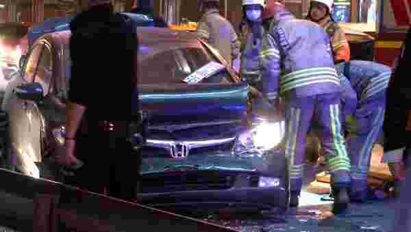Kağıthane'de çekici bekleyen arızalı otomobile başka bir araç çarptı: 2 yaralı