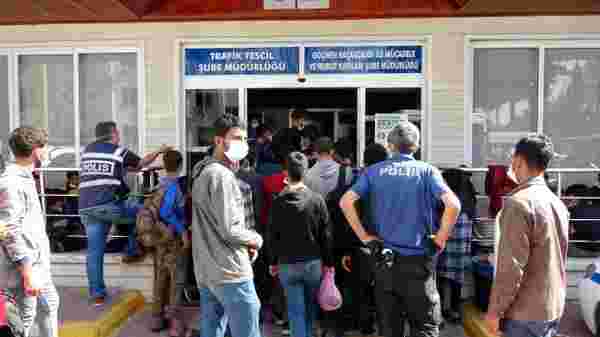 Kamyonet kasasında 78 kaçak göçmen yakalandı