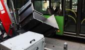 Yük asansörü belediye otobüsüne çarptı: 1 yaralı