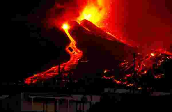 Kanarya Adaları'ndaki yanardağ patlamasında lavlar evlere doğru ilerledi! 5 bin kişi bölgeden tahliye ediliyor