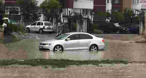 Ankarada yağmur yağışı sonrası yollar havuza döndü