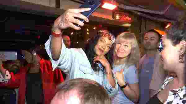Karaköy de Rihanna ya benzeyen turist, izdiham yarattı #4