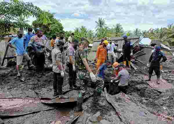 Kasırganın vurduğu Endonezya'da ölü sayısı 180'i geçti! Donanma halka yardım için harekete geçti