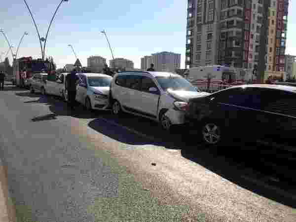 Kayseri'de 10 araç birbirine girdi: 8 yaralı