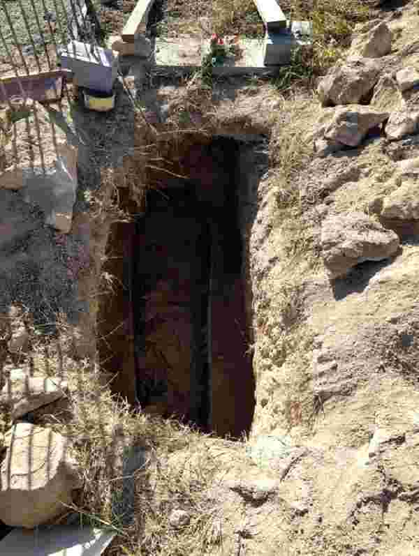Kelbeçer'i terk eden Ermeniler ölülerini mezarlarından çıkarıp yanlarında götürüyor