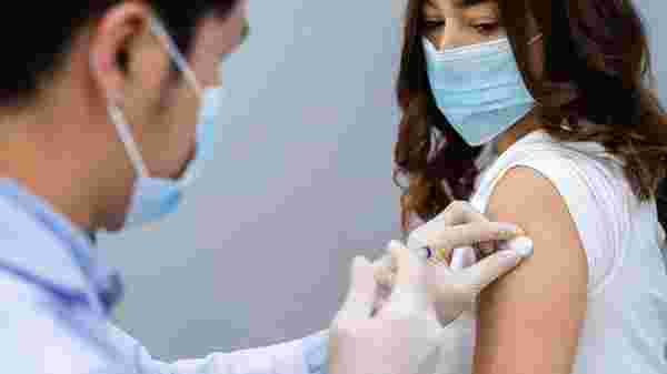 Bulantı, aşırı terleme... Aşının yan etkisi mi, aşı anksiyetesi mi?