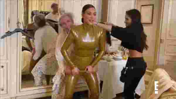 Kim Kardashian'ı iki kişi giydirdi