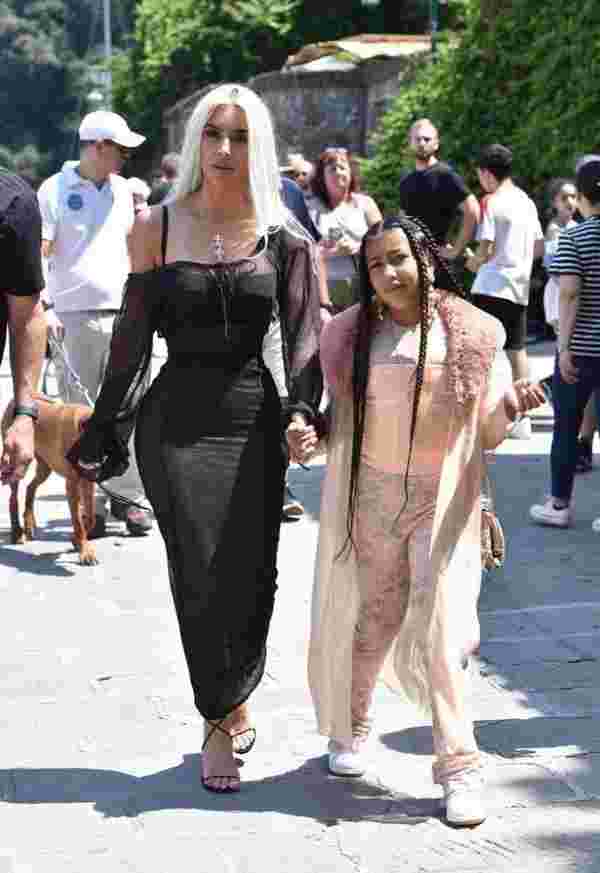 Kim Kardashian ın, kızına korse giydirdi #1