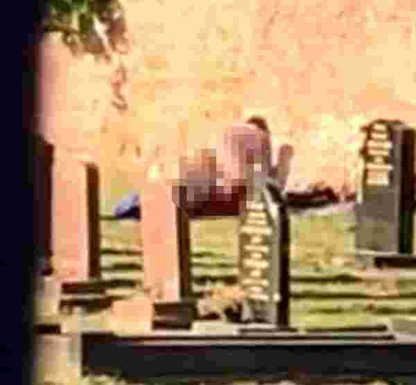 Hiç kimseye aldırış etmeden mezarlıkta cinsel ilişkiye giren çift, büyük tepki çekti