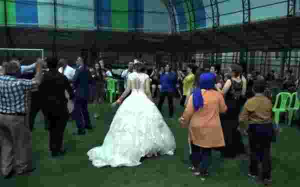 Kır düğünü hayali kuran çift, halı sahada evlendi! Mahkemenin yolunu tutup 30 bin TL kazandılar