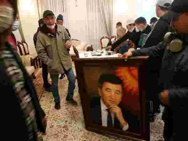 Kırgızistan'da olaylı gece! Eski cumhurbaşkanı Atambayev hapisten kaçırıldı, Cumhurbaşkanlığı Sarayı işgal edildi