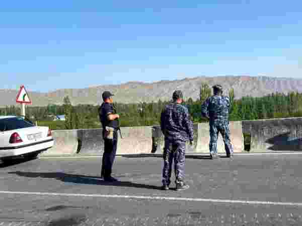 Kırgızistan ile Tacikistan sınırındaki taşlı kavga son yılların en büyük çatışmasına döndü: En az 13 ölü, onlarca yaralı var