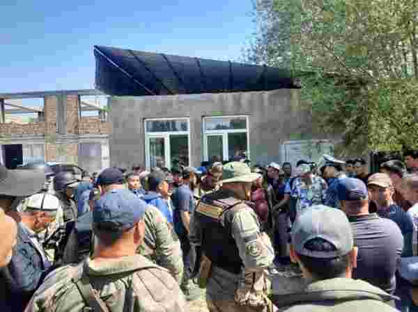 Kırgızistan ile Tacikistan sınırındaki taşlı kavga son yılların en büyük çatışmasına döndü: En az 13 ölü, onlarca yaralı var