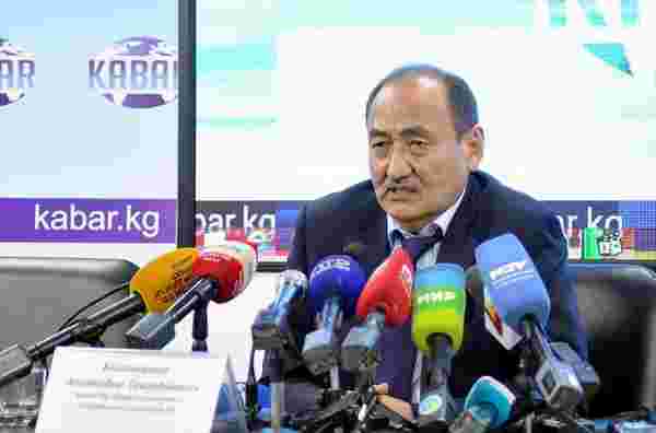 Kırgızistan Sağlık Bakanı Beyşenaliyev, 'korona tedavisinde kullanılıyor' deyip kameralar karşısında zehirli bitkiyi kaynatıp içti